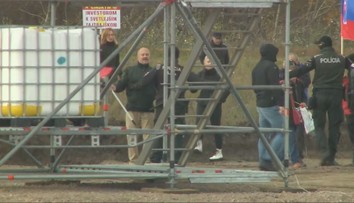 Ľudia zablokovali cestu policajnej kolóne vládnych činiteľov v Šuranoch