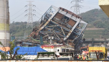 V Južnej Kórei sa zrútila na robotníkov 60-metrová veža tepelnej elektrárne