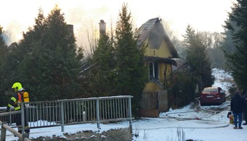 Veľký požiar domu na východe Slovenska. Muža uväzneného v plameňoch sa zachrániť nepodarilo