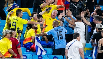 VIDEO: Museli sme chrániť matky a bábätká. Hráči Uruguaja sa na tribúne pobili s fanúšikmi Kolumbie