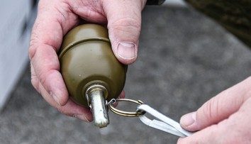 Rus sa chcel kamarátovi pochváliť s granátom z Ukrajiny. Opilecký večierok sa skončil tragédiou