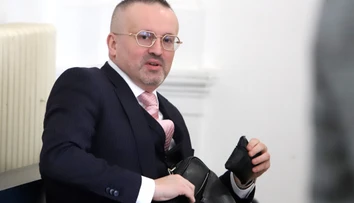 Vladimír Pčolinský zatiaľ ustál presilovku svedkov, ktorí stáli proti nemu. Vysvetľujeme pozadie kauzy exšéfa SIS