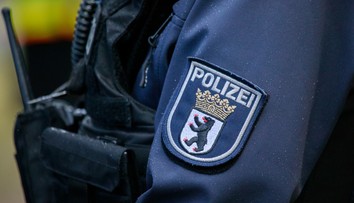 Kuriózny únik zo súdnej siene v Nemecku. Muž po vynesení rozsudku vyskočil z okna, polícia ho stále nedolapila