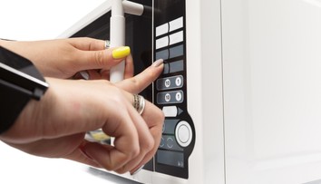 Nenápadná chyba pri ohrievaní jedla. Onkológovia varujú pred skrytým rizikom