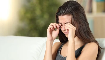 Robí to takmer každý. Oční lekári varujú, že si tým môžete poškodiť zrak