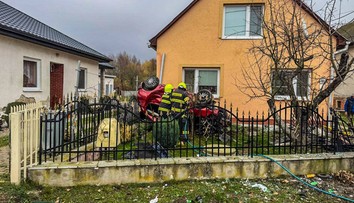 Nečakaná obeť hrozivej nehody na Zemplíne: Auto mu pristálo na dvore, zachraňovať museli majiteľa domu