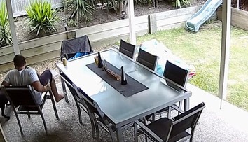 Muž oddychoval na terase. Keď zistil, kto je tam s ním, takmer odpadol