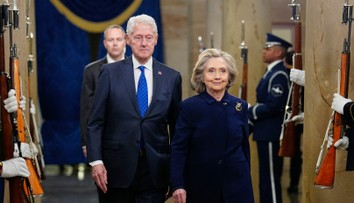 Kauza Epstein dobieha aj Clintonovcov, budú vypovedať pred Kongresom