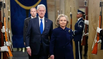 Kauza Epstein dobieha aj Clintonovcov, budú vypovedať pred Kongresom