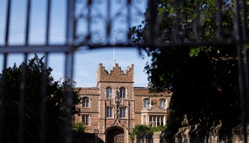 Škandál, ktorý vzbudil veľkú pozornosť, má tragický koniec. Exprofesora Cambridgeskej univerzity našli mŕtveho