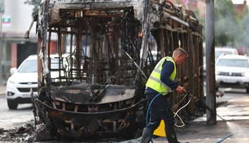 Po útoku migranta nožom v Belfaste vypukli nepokoje. Napätie pretrváva v celej Británii, útočník zamieri pred súd