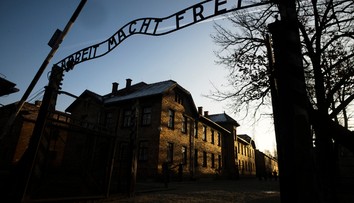 Zlý vtip sa jej nevyplatil. Turistka hajlovala v koncentračnom tábore Osvienčim