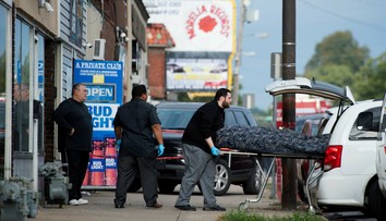 USA: Polícia pátra po dvoch strelcoch z kansaského baru, ich obete boli Hispánci