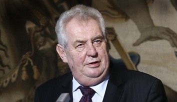 Zeman v Lidiciach varoval pred neonacizmom. Spomenul aj Kotlebu