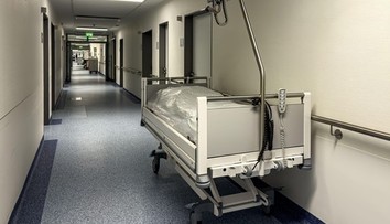 Muž pri bazéne vyvrátil liter krvi. V nemocnici mu povedali, že ide o úpal a poslali ho domov