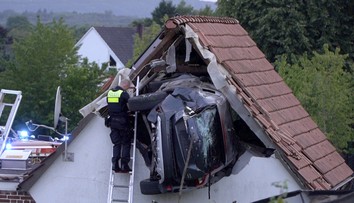 VIDEO: Desivá nehoda v Nemecku. Auto, ktoré najskôr zrazilo chlapca na trampolíne, vletelo do podkrovia stodoly