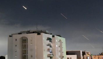 Irán vypálil na Izrael rakety, Tel Aviv zvažuje odvetu