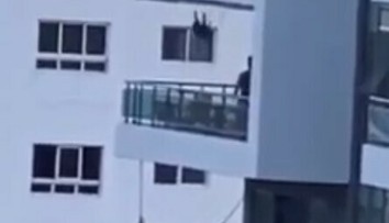 VIDEO: Nezodpovedný otec vám vyrazí dych. Dievčatko hojdal na balkóne na ôsmom poschodí