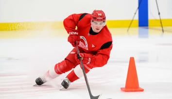 Keď prišiel na prvý tréning spadla mu sánka. Slováka na kempe vítala obrovská legenda NHL (rozhovor)