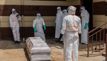 „Mesiac po vypuknutí epidémie je šírenie eboly rýchlejšie než reakcia na ňu,“ varujú experti. Chorobu sa nedarí zastaviť