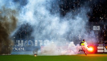 VIDEO: Je toto ešte futbal? Vo Švédsku sa boj o záchranu zmenil na ohnivé peklo