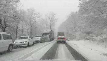 VIDEO: Obrovské kolóny pod Strečnom. Vodiči stoja hodiny v zápche