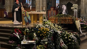 GALÉRIA: Posledná rozlúčka s Jurajom Jakubiskom. Na rakve ležal jeden z jeho symbolov