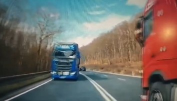VIDEO: Vodič takmer prišiel o život. Kamión ho vytlačil do protismeru, oproti išiel nákladiak