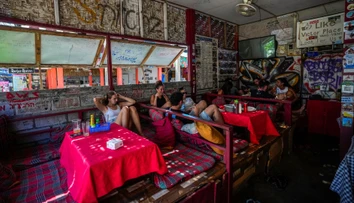 Prípad kontaminovaného alkoholu má už šiestu obeť. Turisti sa otrávili metanolom