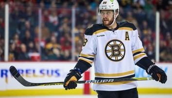 Najväčšia hviezda Bostonu nestihne začiatok kempu. Komplikácie Davida Pastrňáka tím prekvapili