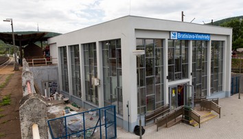 Skáču z vlaku na ostré kamene. V Bratislave vystupujú cestujúci pre krátke nástupište priamo na koľajnice