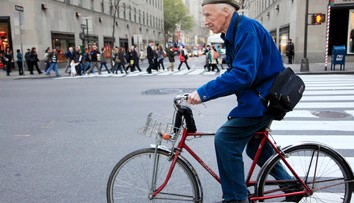 Zomrel legendárny módny fotograf, ktorého preslávili snímky Newyorčanov