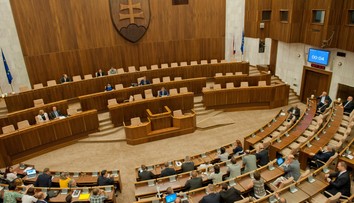 Poslanci Smeru sa spojili s Kotlebom. Spoločne hlasovali za odsúdenie Osuského