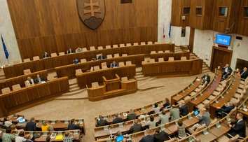 Poslanci Smeru sa spojili s Kotlebom. Spoločne hlasovali za odsúdenie Osuského