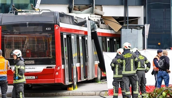 FOTO: Tragická nehoda v Rakúsku. Do obchodu narazil trolejbus, jedna osoba prišla o život