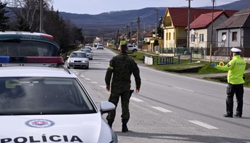 Autobus zachvátili plamene. Jeden z najfrekventovanejších horských priechodov je uzavretý