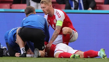 VIDEO: Eriksen na ihrisku opäť skolaboval. Pred piatimi rokmi takmer zomrel, hral so strojčekom na srdci