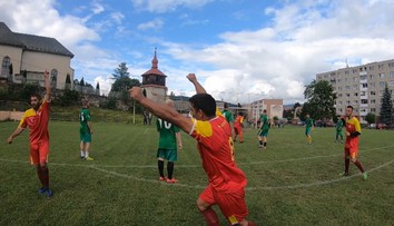 Niektorí im držia palce, iní ich zatracujú. Rómov v Hanušovciach spojil futbal