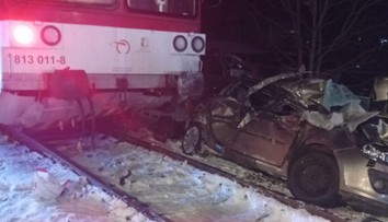 Osudné sekundy na železničnom priecestí. Po zrážke s vlakom skončili štyria ľudia v nemocnici
