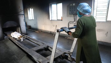 VIDEO: Muž sa tesne pred kremáciou prebral k životu. V nemocnici sa ani nepresvedčili, či je mŕtvy