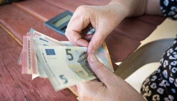 Seniori dostanú prvýkrát peniaze z daní svojich detí. Poznáme termíny výplat