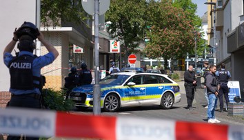 Rukojemnícka dráma v nemeckej banke. Keď policajti vošli dnu, ostali v šoku