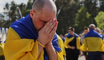 Najväčšia výmena zajatcov od začiatku vojny: Stovky ľudí sa vracajú, mnohí v zlom stave