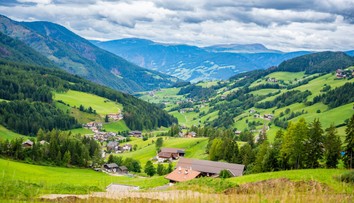 Telo takmer bez hlavy a hneď vedľa motorová píla. Otrasný nález v pokojnej alpskej dedinke