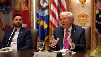 Trump dostal Vancea do nepríjemnej situácie. Viceprezident zostal po jeho podpásovke iba ticho sedieť