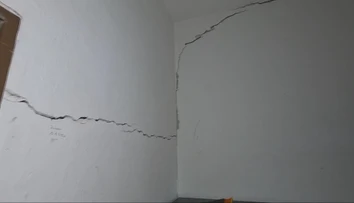 Záhadné praskliny sa objavili zo dňa na deň. Obec musela budovu zavrieť