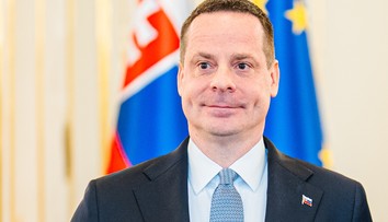 Meno ďalšieho slovenského diplomata v Epsteinových dokumentoch. Lajčák mal chcieť, aby mu zabezpečil odvoz