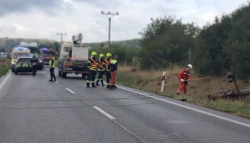 Nehoda ochromila cestu pri Prievidzi. Na vozovku spadol elektrický kábel