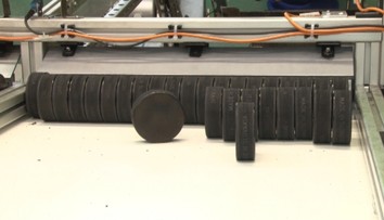 Zaujíma vás, ako sa vyrába hokejový puk? Ukážeme vám to