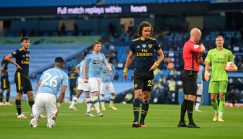 Manchester City prevalcoval Arsenal, prispeli k tomu aj školácke chyby Davida Luiza